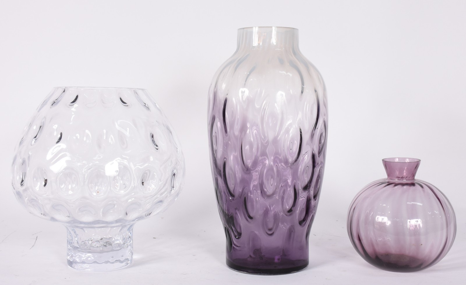 Três vasos decorativos de vidro lilás e branco, formatos diferentes. - foto 1 de 6