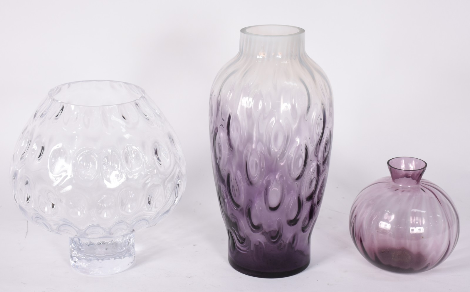 Três vasos decorativos de vidro lilás e branco, formatos diferentes. - foto 2 de 6