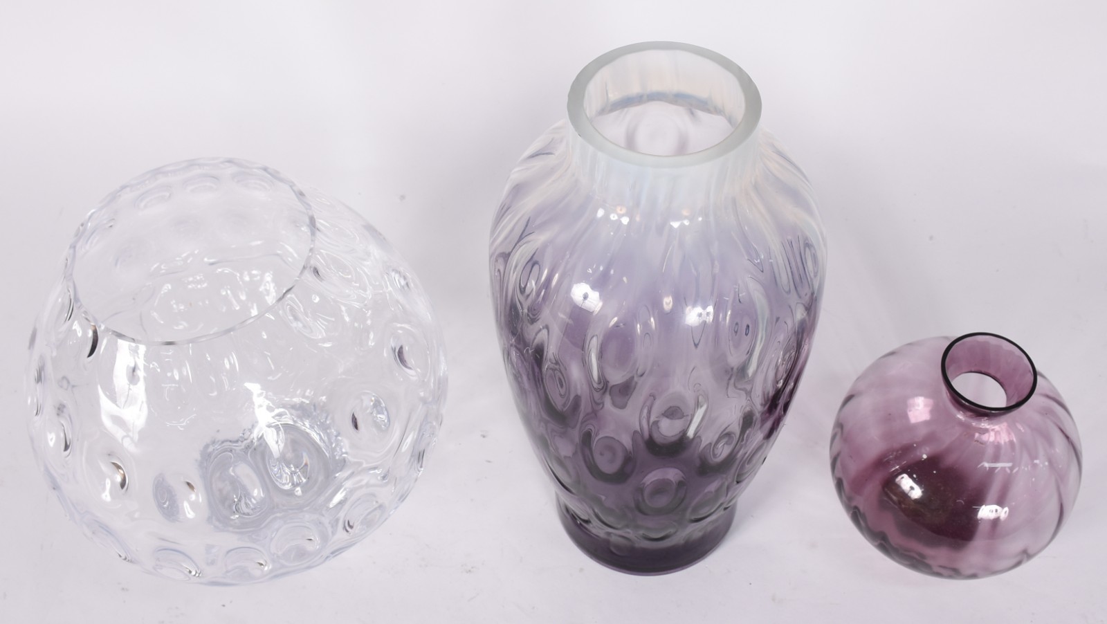 Três vasos decorativos de vidro lilás e branco, formatos diferentes. - foto 3 de 6