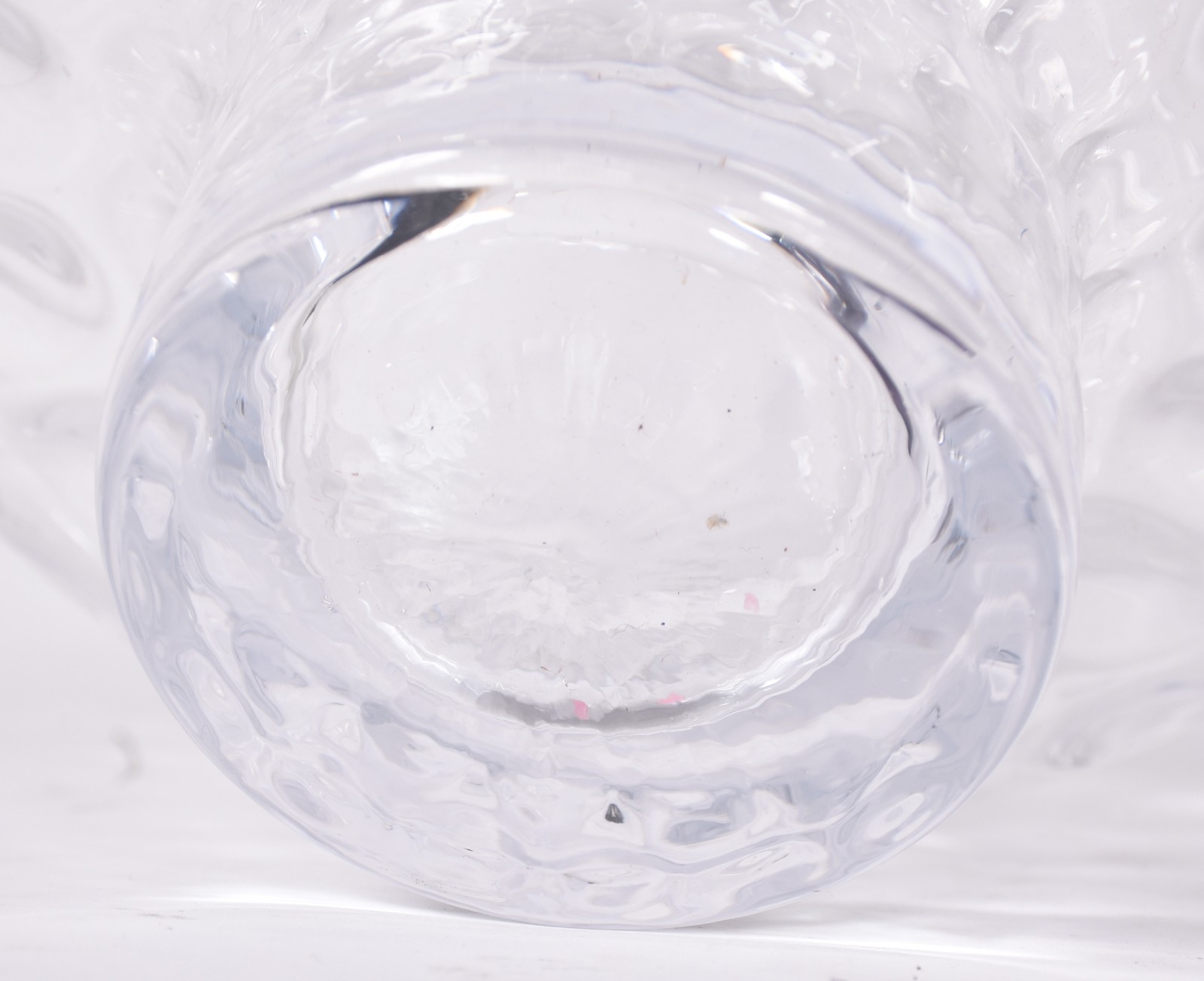 Três vasos decorativos de vidro lilás e branco, formatos diferentes. - foto 4 de 6