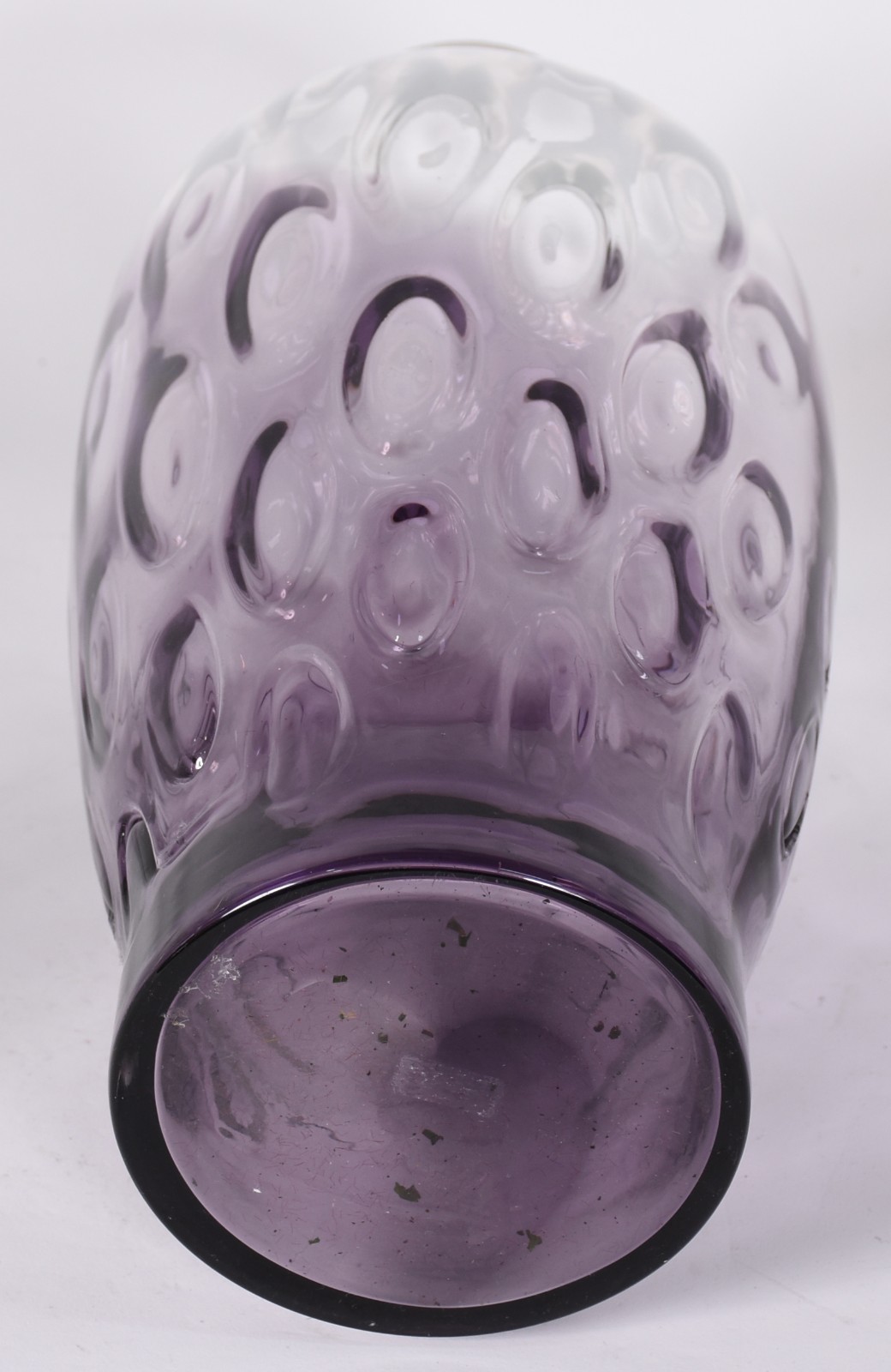 Três vasos decorativos de vidro lilás e branco, formatos diferentes. - foto 6 de 6