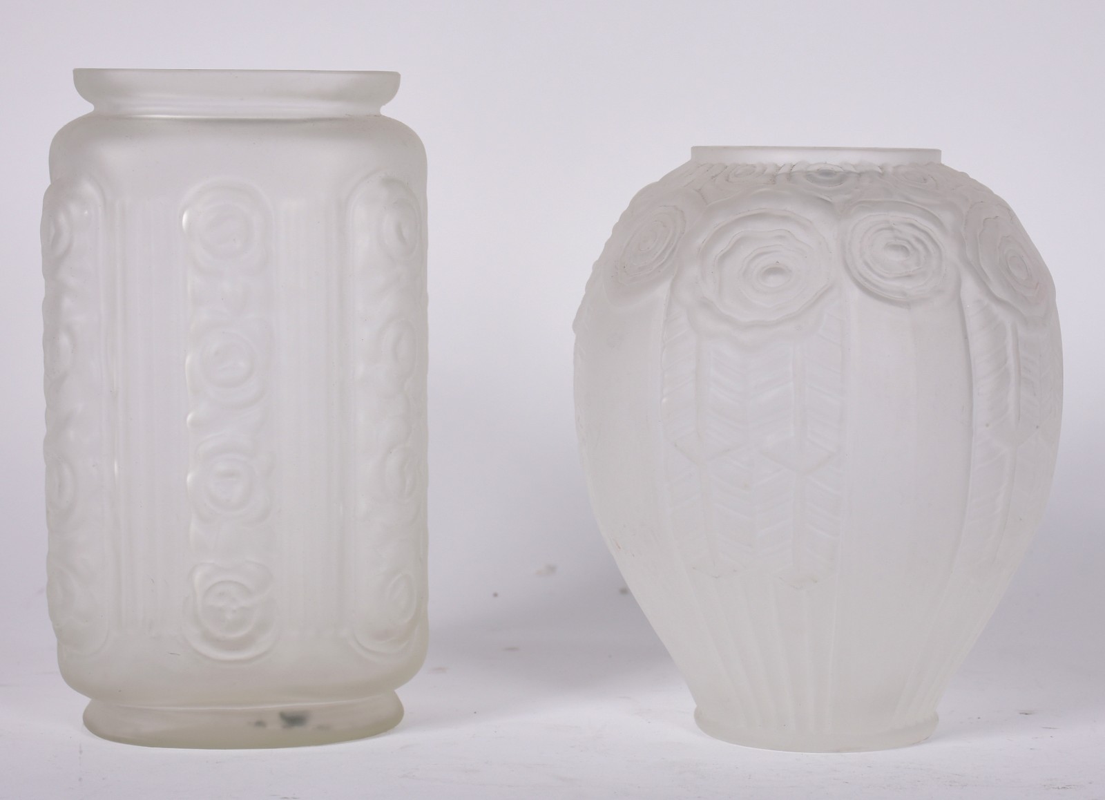 Dois vasos decorativos estilo Art Deco de vidro leitoso com flores em... - foto 1 de 4