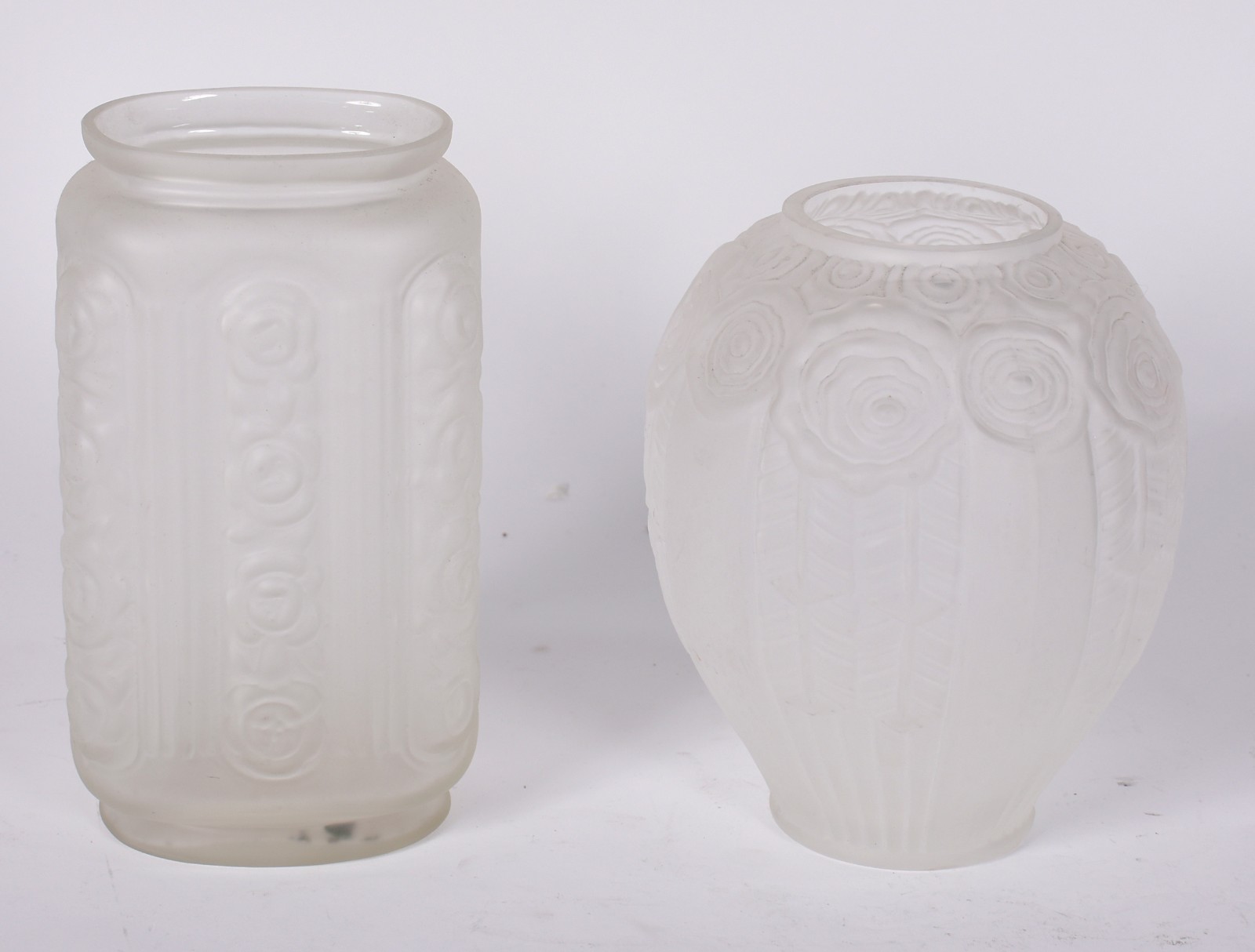Dois vasos decorativos estilo Art Deco de vidro leitoso com flores em... - foto 2 de 4