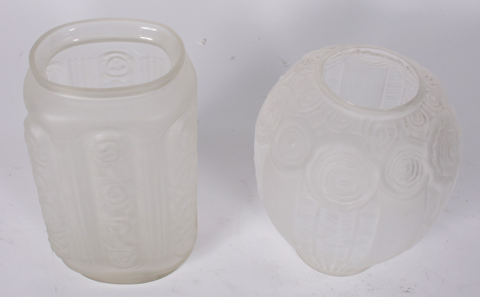 Dois vasos decorativos estilo Art Deco de vidro leitoso com flores em... - foto 3 de 4