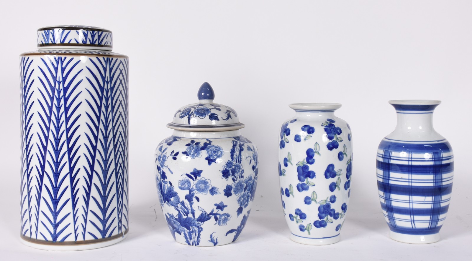 Quatro peças de porcelana azul e branca sendo dois potiches e dois... - foto 1 de 5