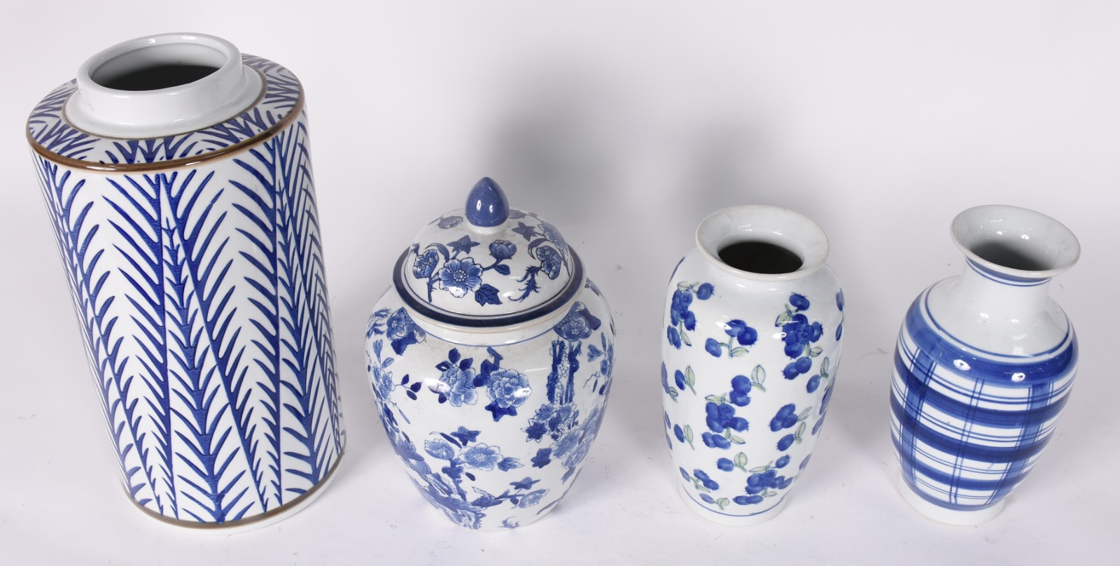 Quatro peças de porcelana azul e branca sendo dois potiches e dois... - foto 2 de 5