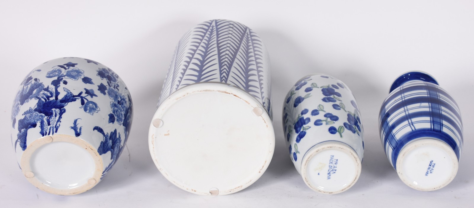 Quatro peças de porcelana azul e branca sendo dois potiches e dois... - foto 3 de 5