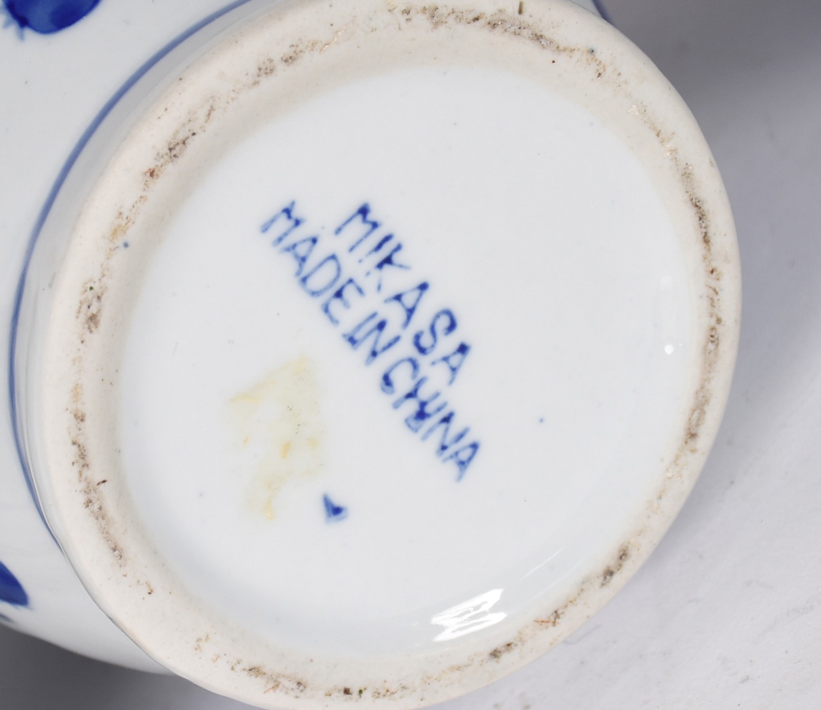 Quatro peças de porcelana azul e branca sendo dois potiches e dois... - foto 5 de 5