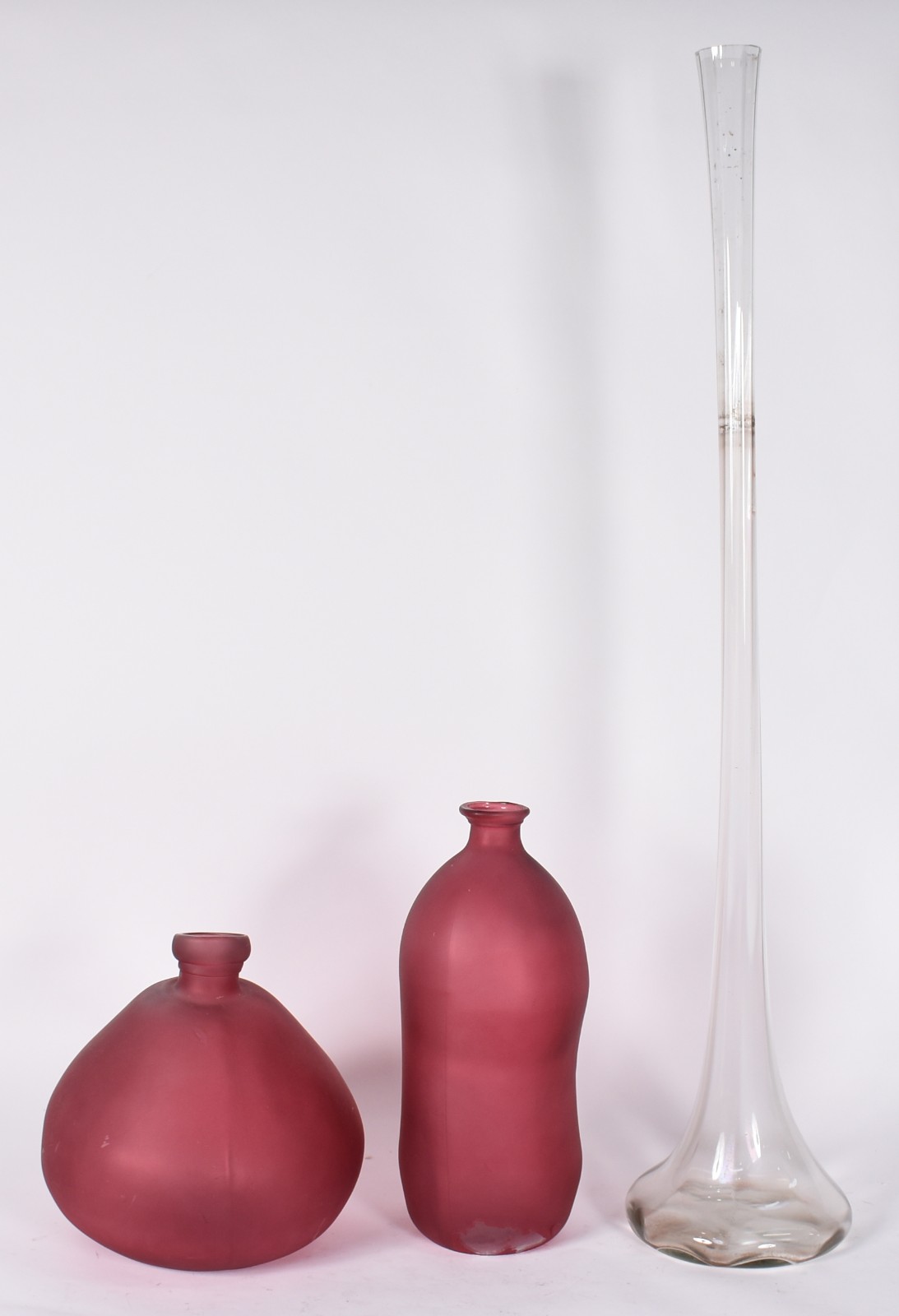 Três peças decorativas de vidro sendo um grande solifleur translúcido... - foto 1 de 5