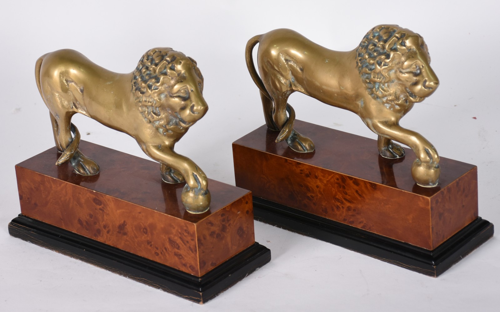 Par de estatuetas representando leões de metal dourado, bases de... - foto 1 de 6