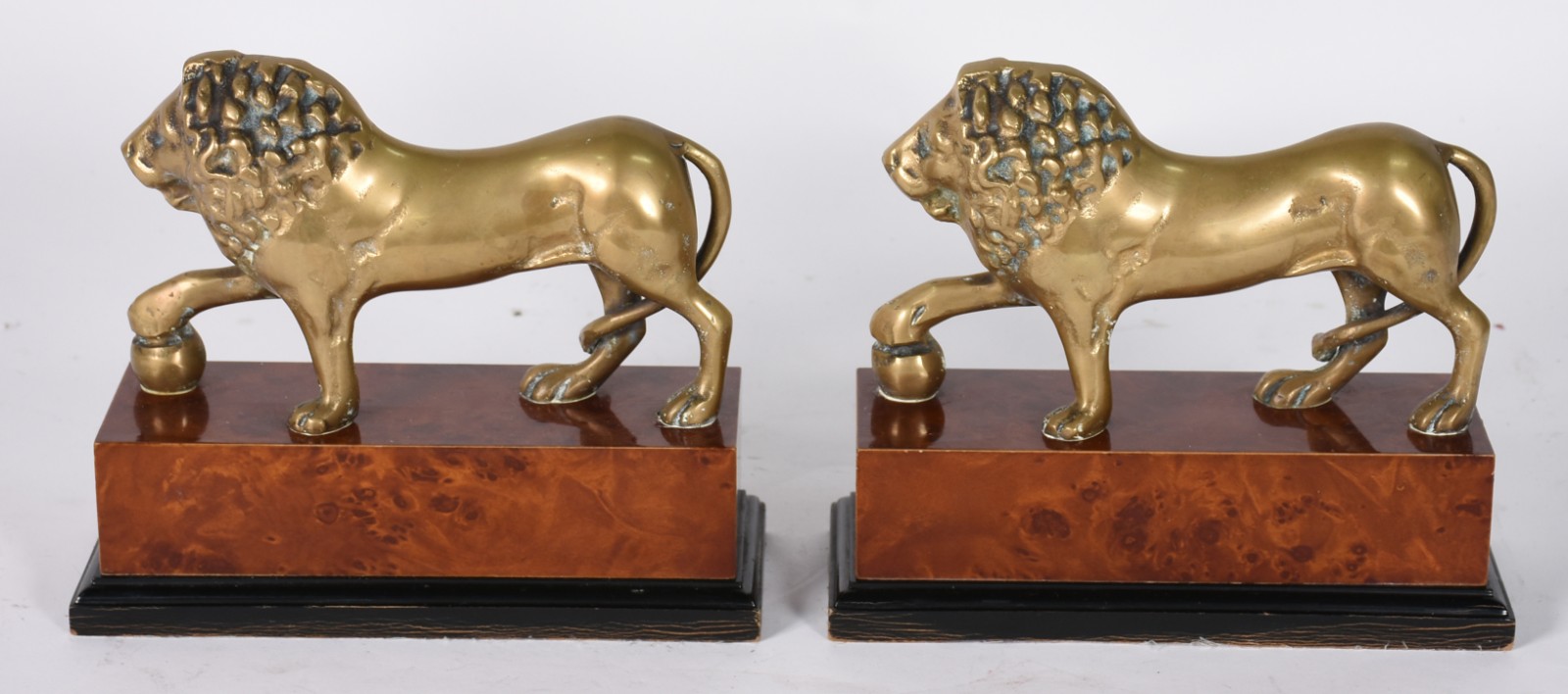 Par de estatuetas representando leões de metal dourado, bases de... - foto 4 de 6