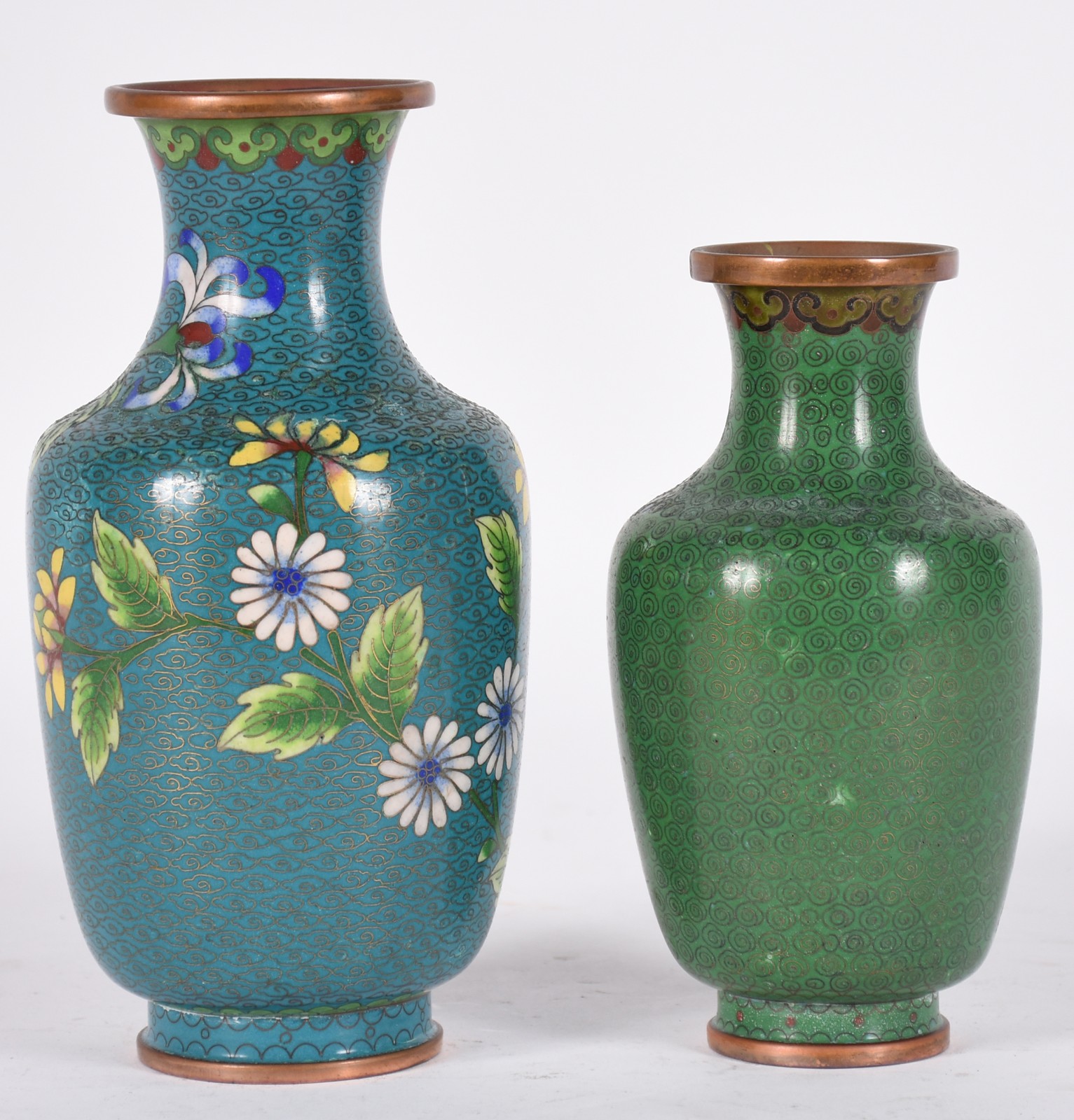 Dois vasos de cloisonné oriental sendo um azul com flores em... - foto 1 de 3