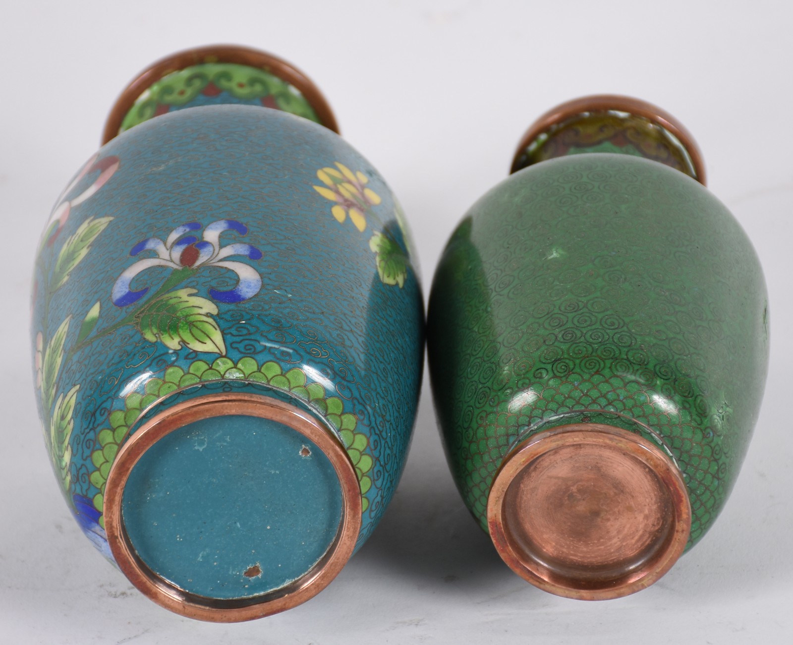 Dois vasos de cloisonné oriental sendo um azul com flores em... - foto 3 de 3