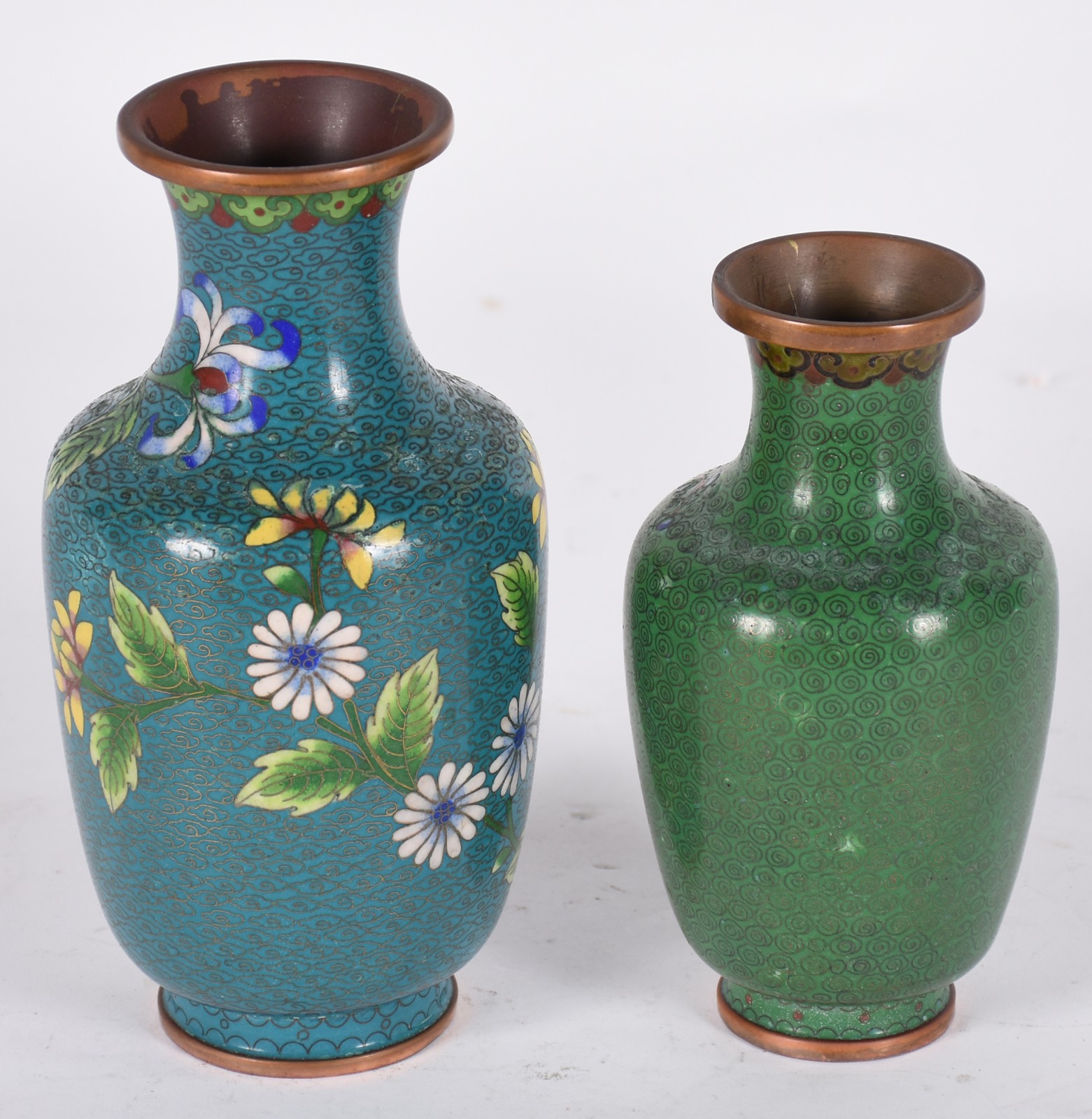 Dois vasos de cloisonné oriental sendo um azul com flores em... - foto 2 de 3