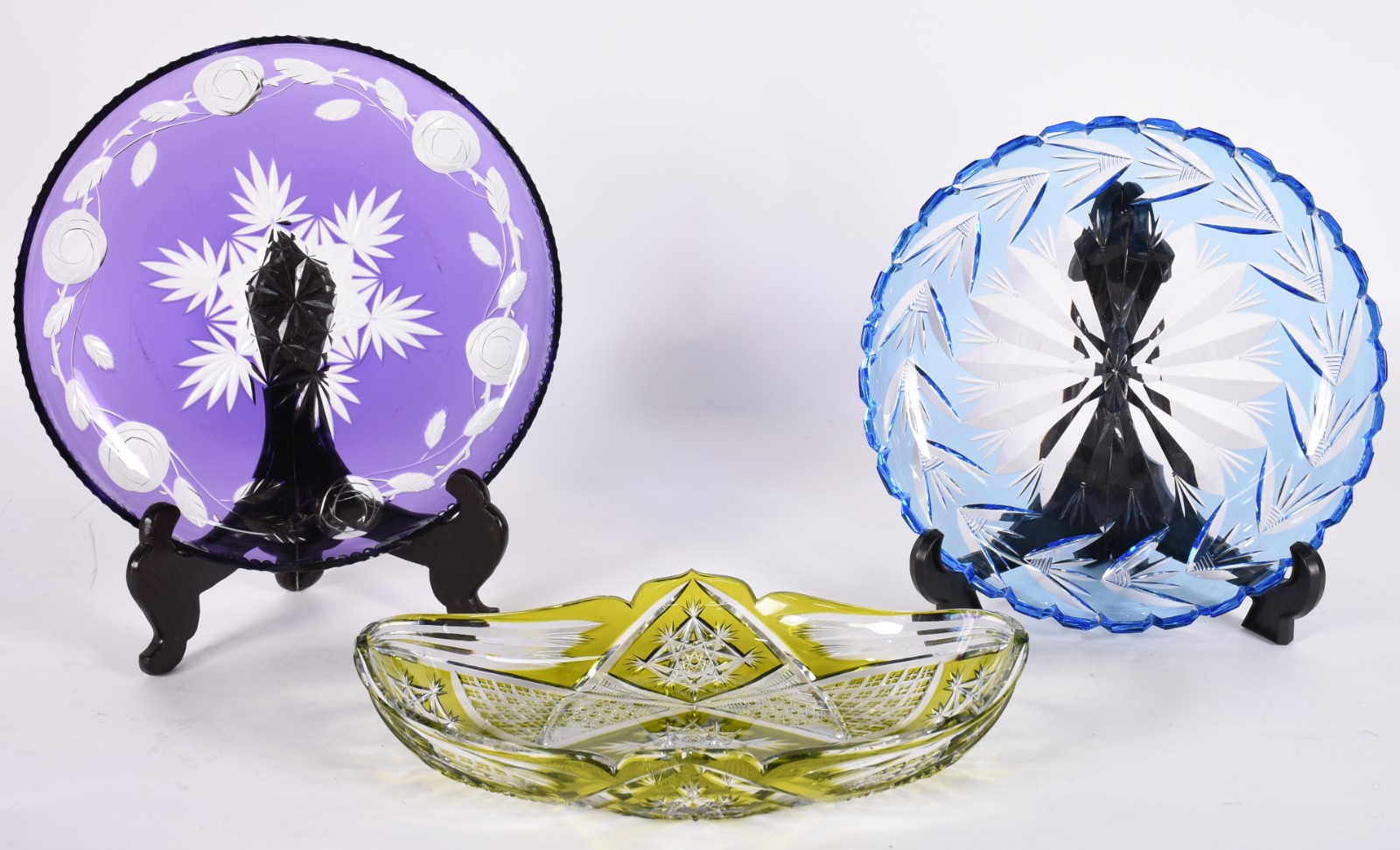 Três pratos para sobremesa de cristal doublé lapidado, nas cores... - foto 1 de 9