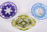 Três pratos para sobremesa de cristal doublé la... - Três pratos para sobremesa de cristal doublé lapidado, nas cores lilás, verde e azul.
