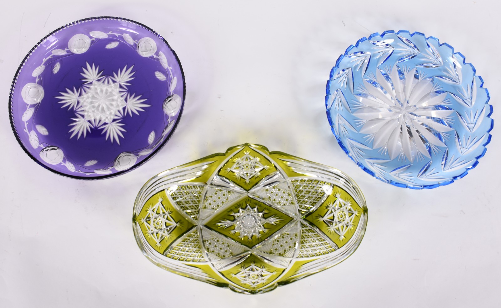 Três pratos para sobremesa de cristal doublé lapidado, nas cores... - foto 2 de 9