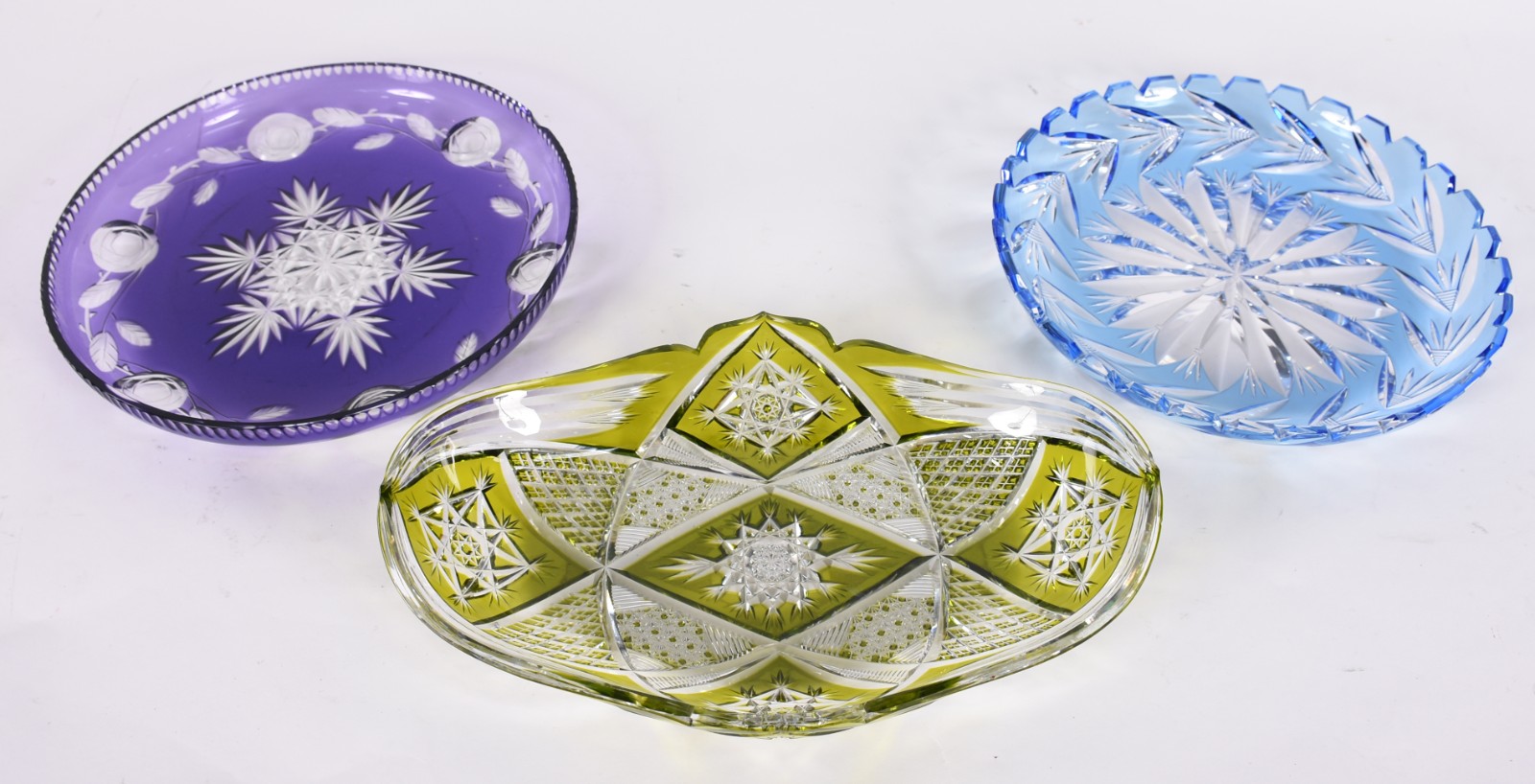 Três pratos para sobremesa de cristal doublé lapidado, nas cores... - foto 3 de 9