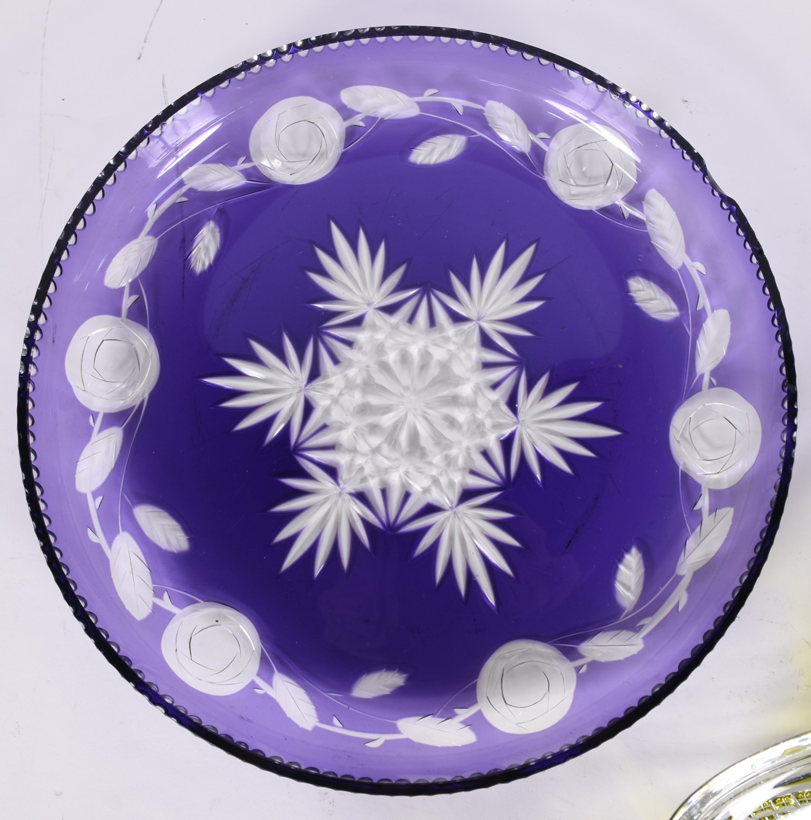 Três pratos para sobremesa de cristal doublé lapidado, nas cores... - foto 4 de 9