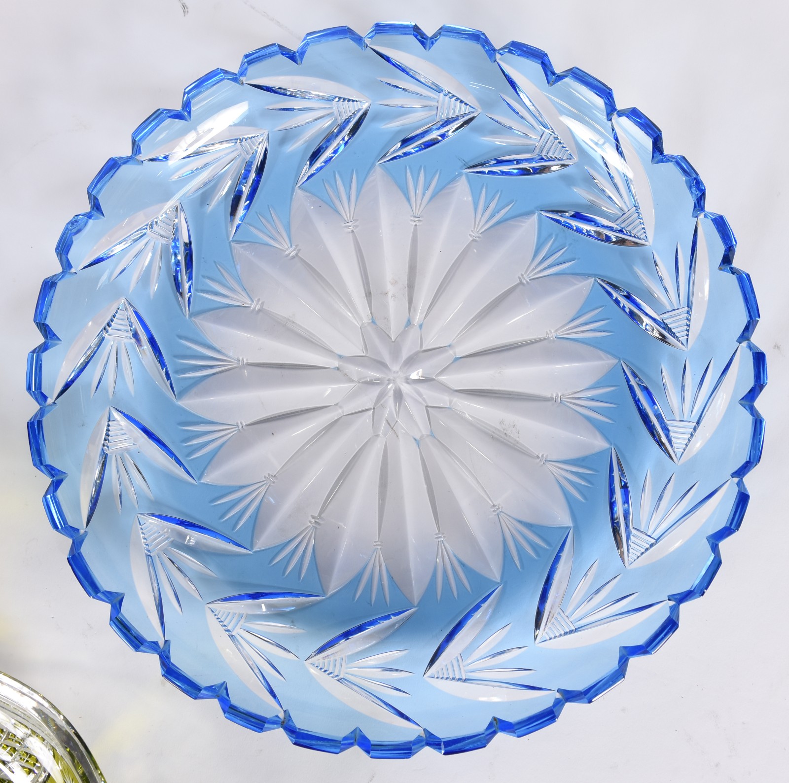 Três pratos para sobremesa de cristal doublé lapidado, nas cores... - foto 5 de 9