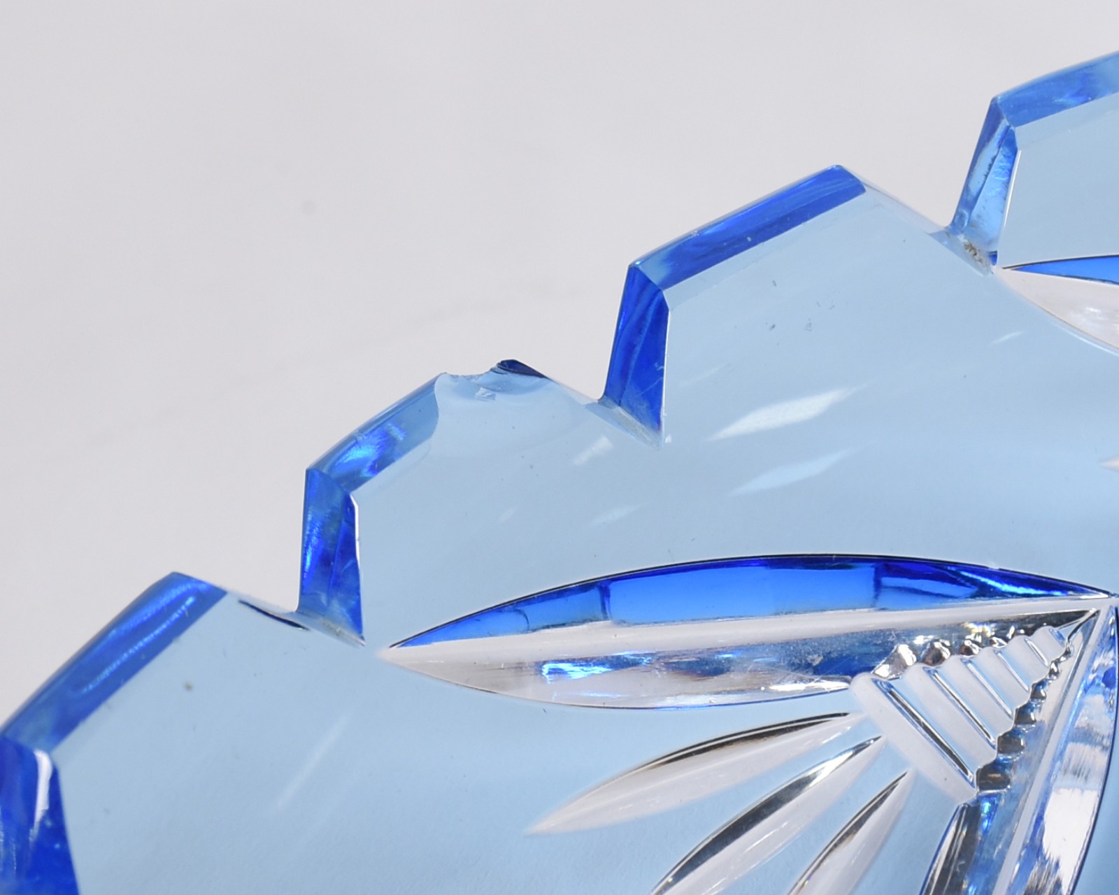 Três pratos para sobremesa de cristal doublé lapidado, nas cores... - foto 8 de 9