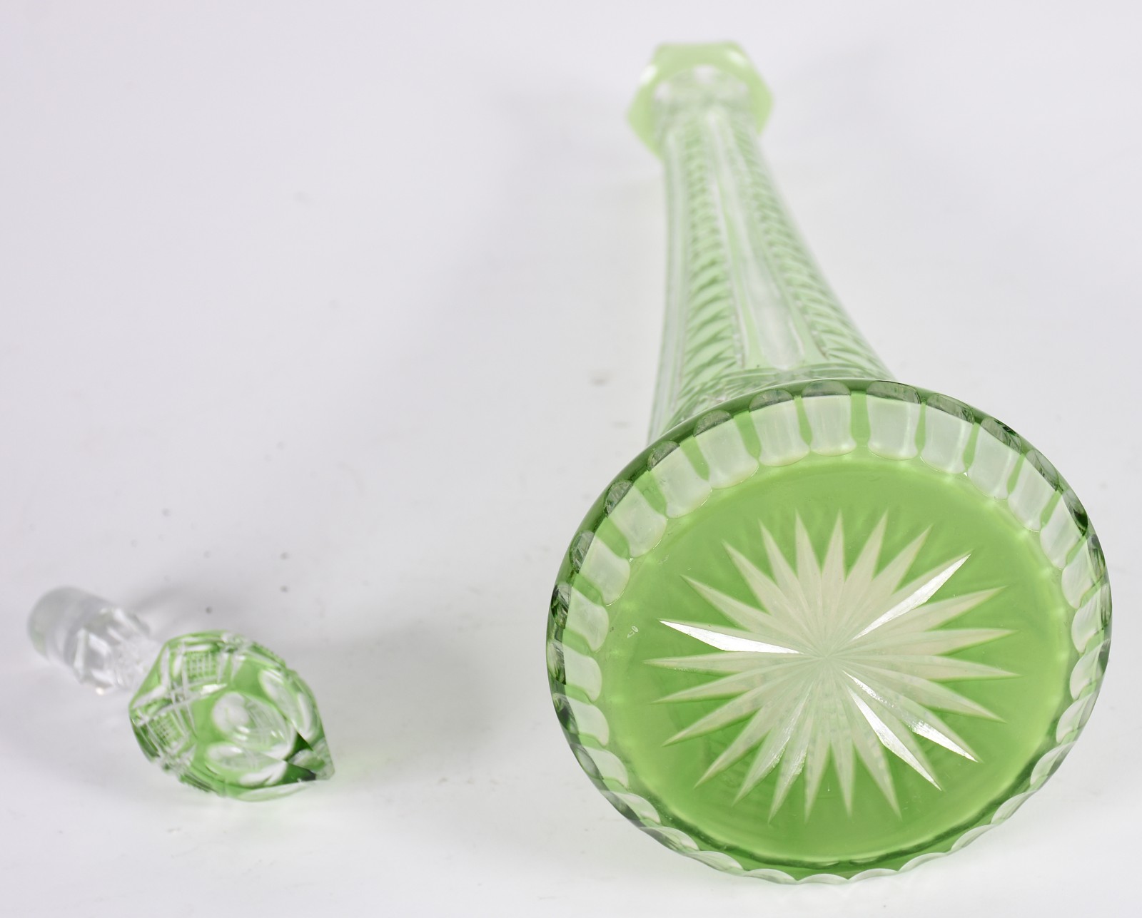 Licoreira de cristal doublé verde lapidado. - foto 3 de 7