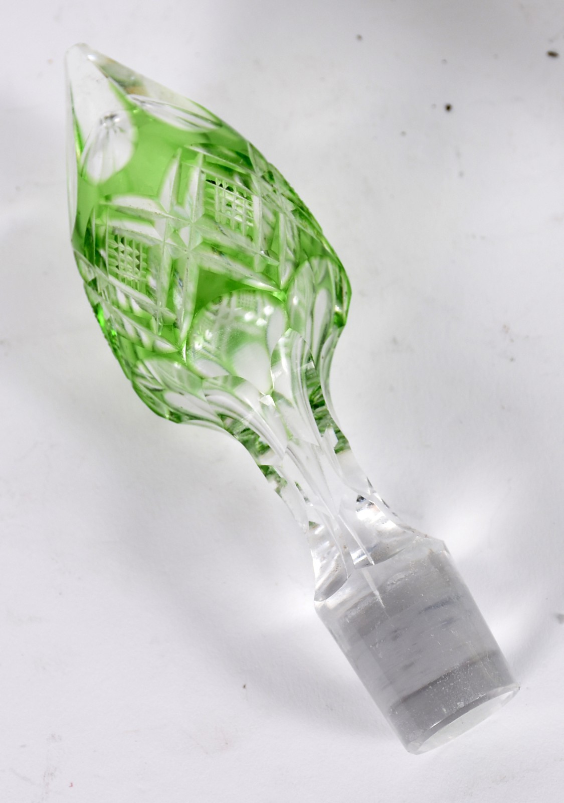Licoreira de cristal doublé verde lapidado. - foto 4 de 7