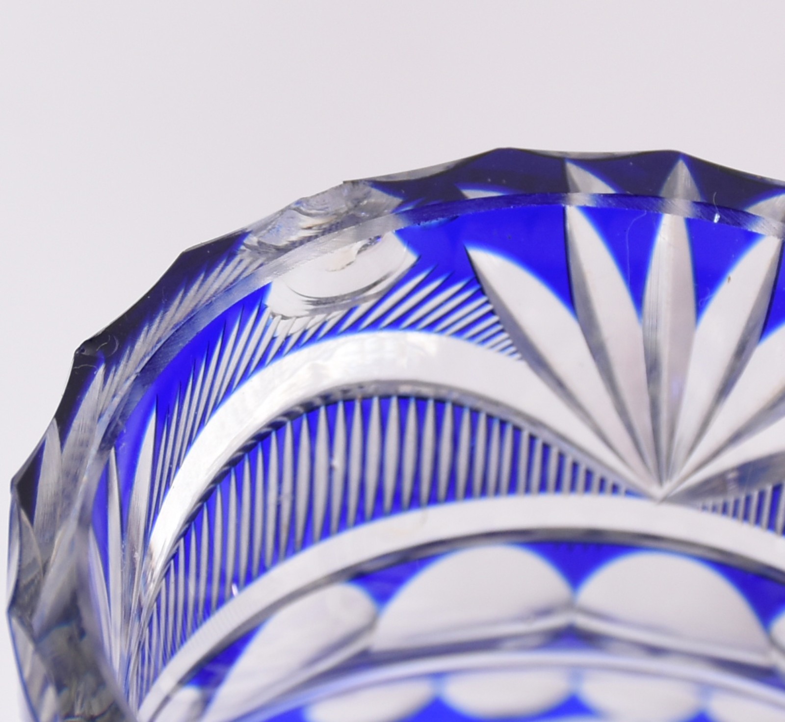Oito peças diversas de cristal colorido, sendo duas fruteiras e cinco... - foto 6 de 10