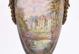 Ânfora com tampa de porcelana francesa na cor a... - Ânfora com tampa de porcelana francesa na cor azul cobalto, decorada com cena romântica em policromia assinada VERJOT, e do outro lado cenas de ...