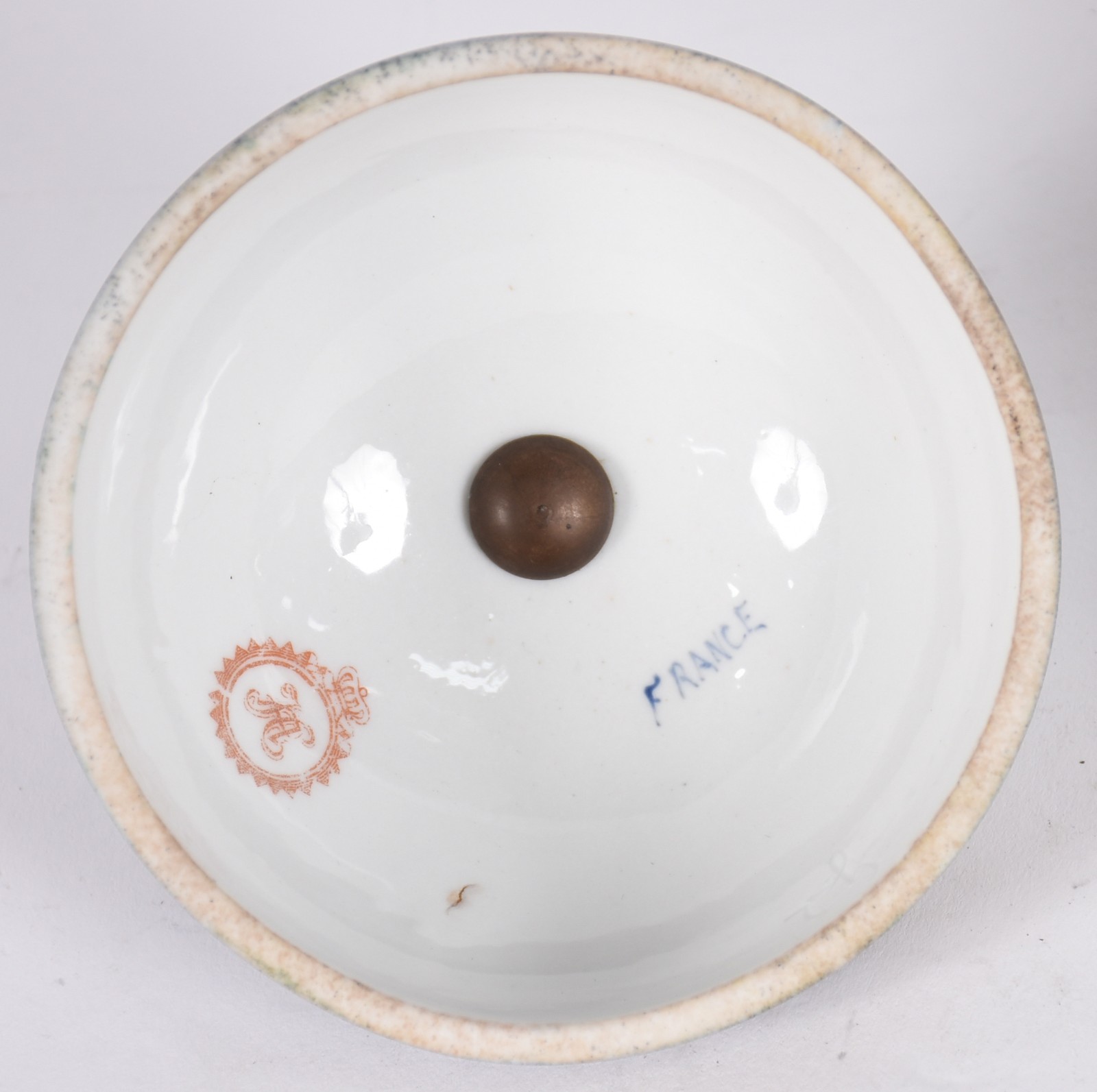 Ânfora com tampa de porcelana francesa na cor azul cobalto, decorada... - foto 3 de 11