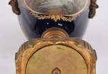 Ânfora com tampa de porcelana francesa na cor a... - Ânfora com tampa de porcelana francesa na cor azul cobalto, decorada com cena romântica em policromia assinada VERJOT, e do outro lado cenas de ...