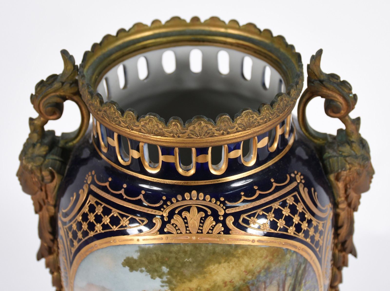 Ânfora com tampa de porcelana francesa na cor azul cobalto, decorada... - foto 7 de 11