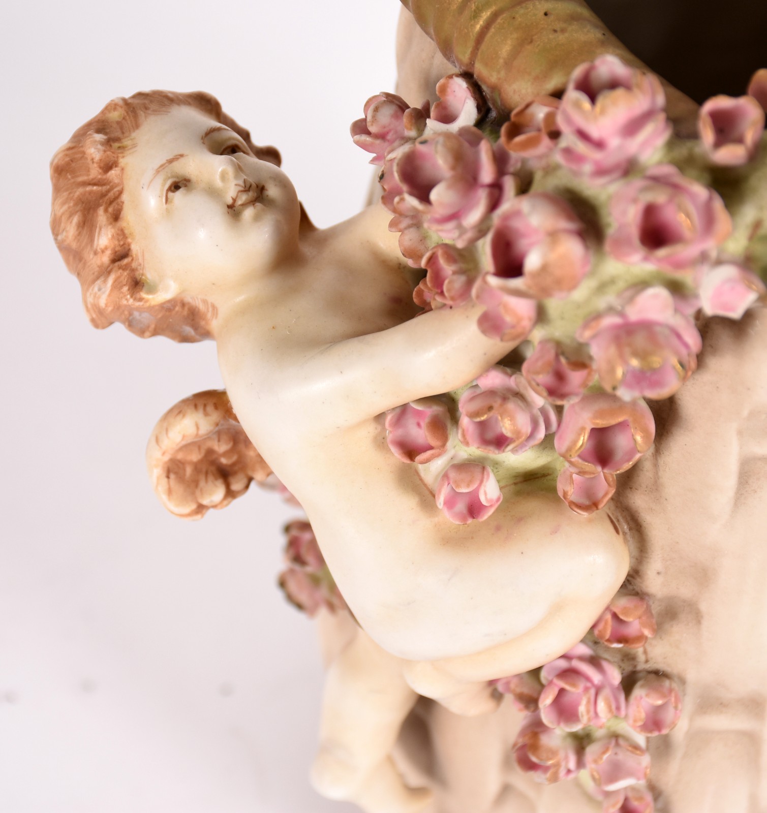 Vaso de porcelana alemã Amphora com anjos e flores em relevo... - foto 3 de 8