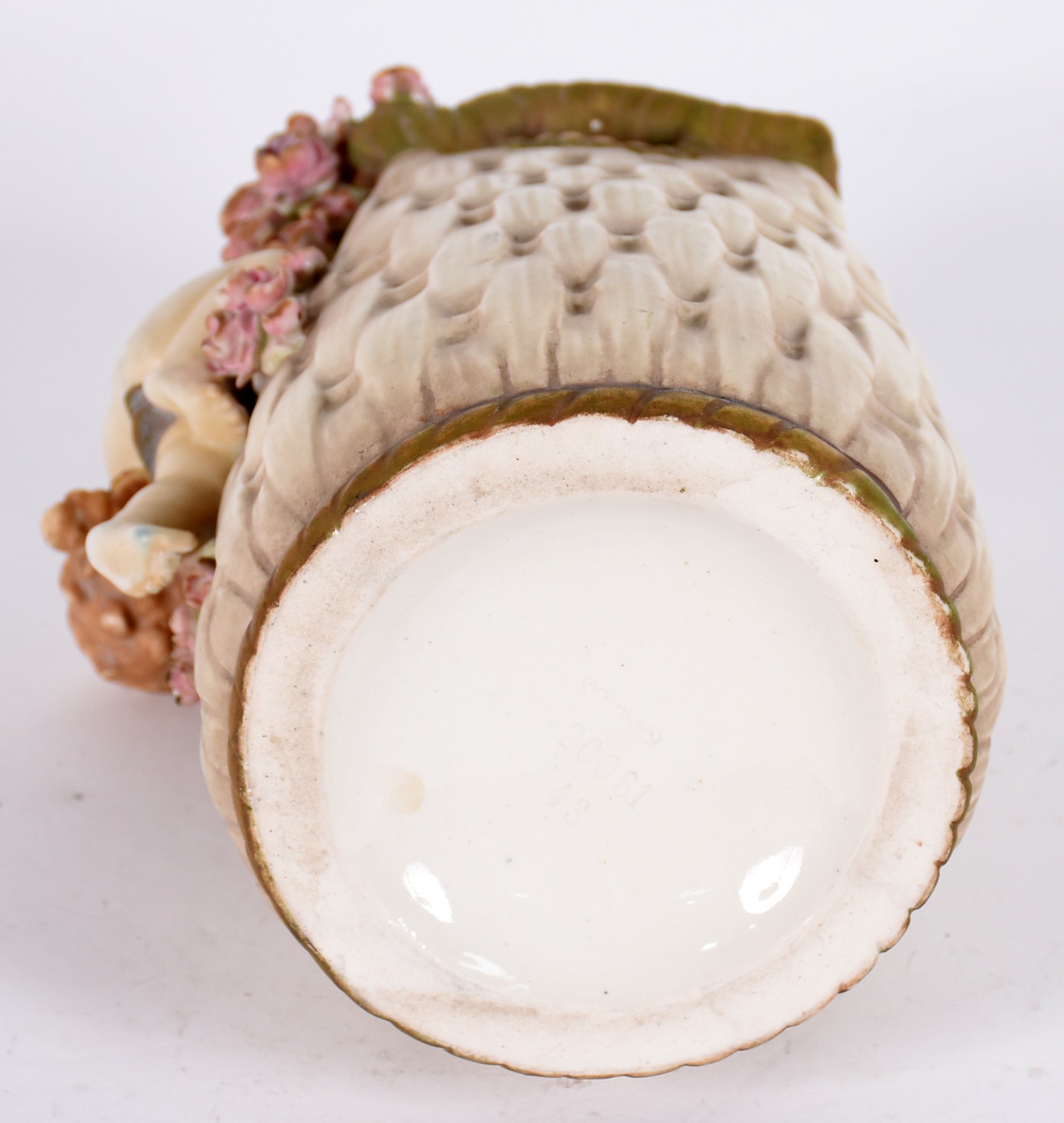 Vaso de porcelana alemã Amphora com anjos e flores em relevo... - foto 5 de 8