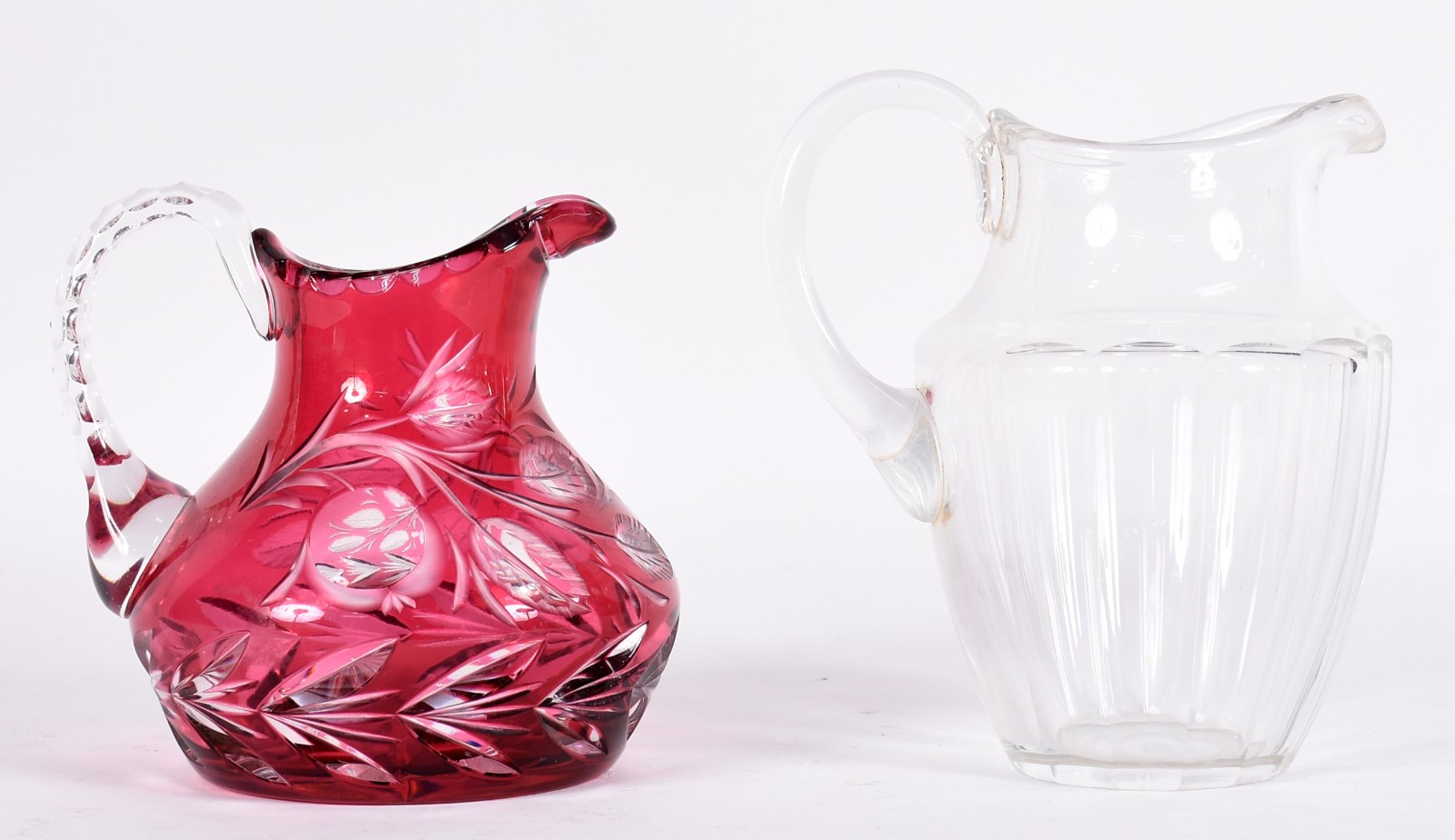 Duas jarras com alças de cristal lapidado, sendo uma double rubi e a... - foto 1 de 5