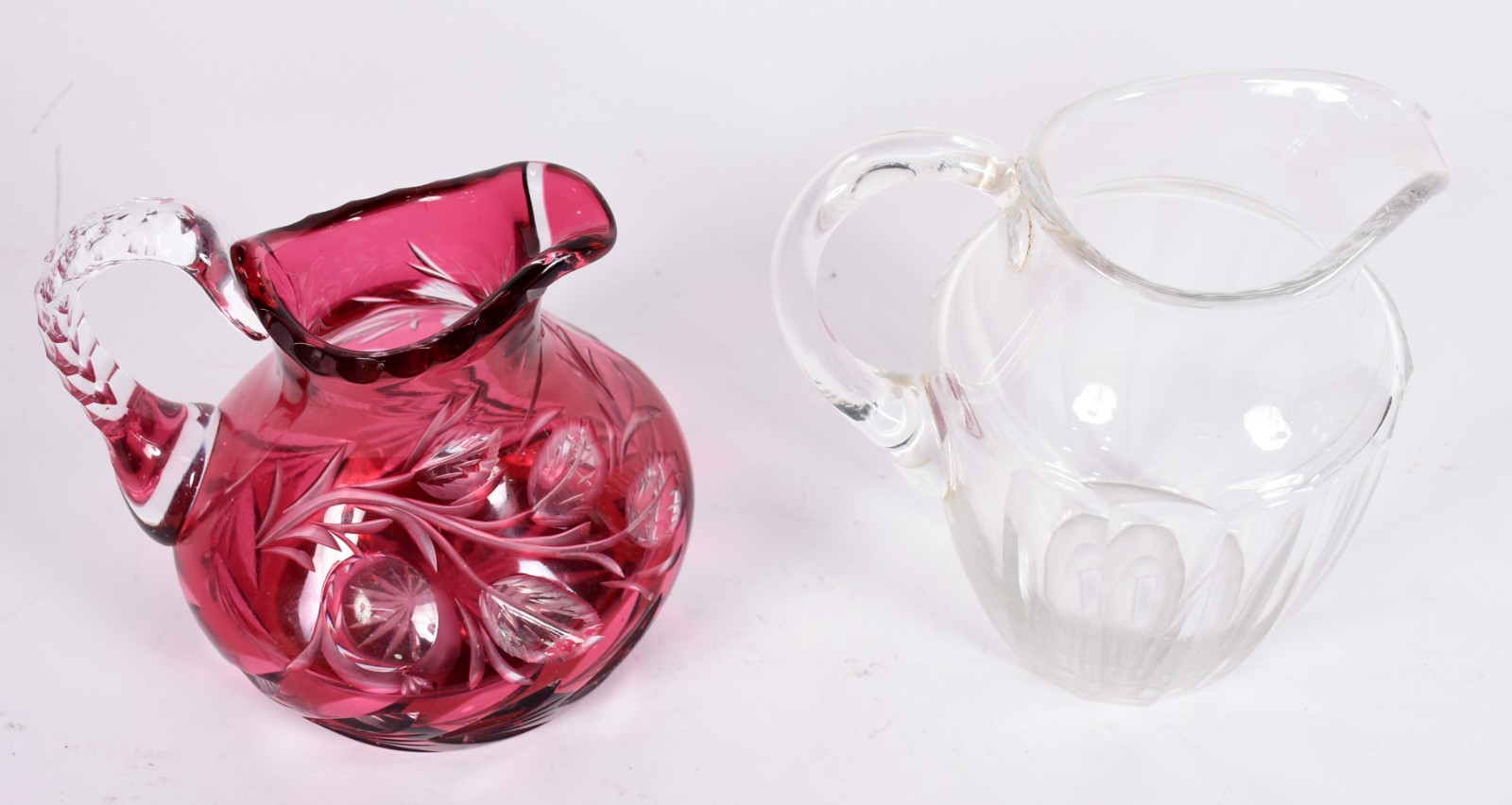 Duas jarras com alças de cristal lapidado, sendo uma double rubi e a... - foto 2 de 5