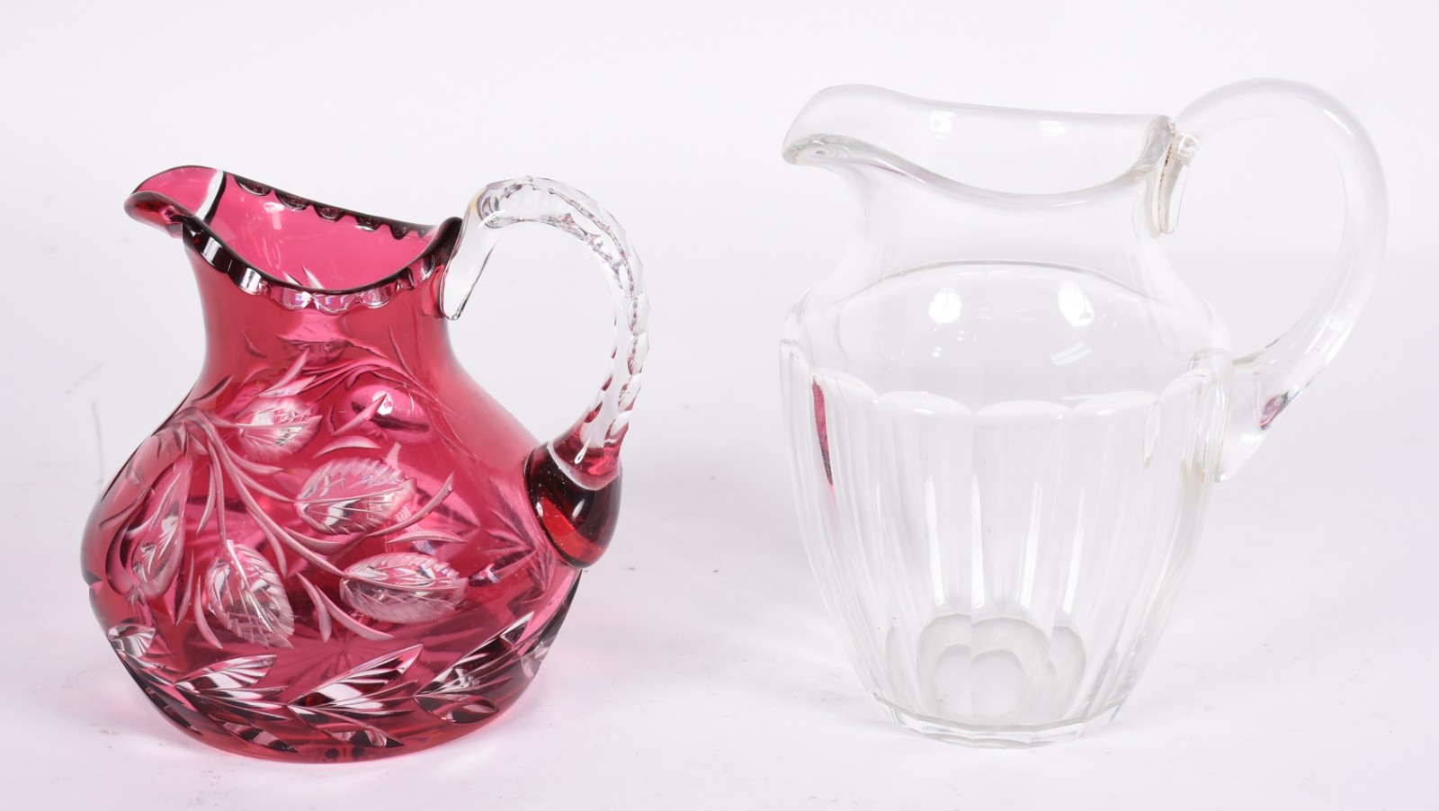 Duas jarras com alças de cristal lapidado, sendo uma double rubi e a... - foto 3 de 5