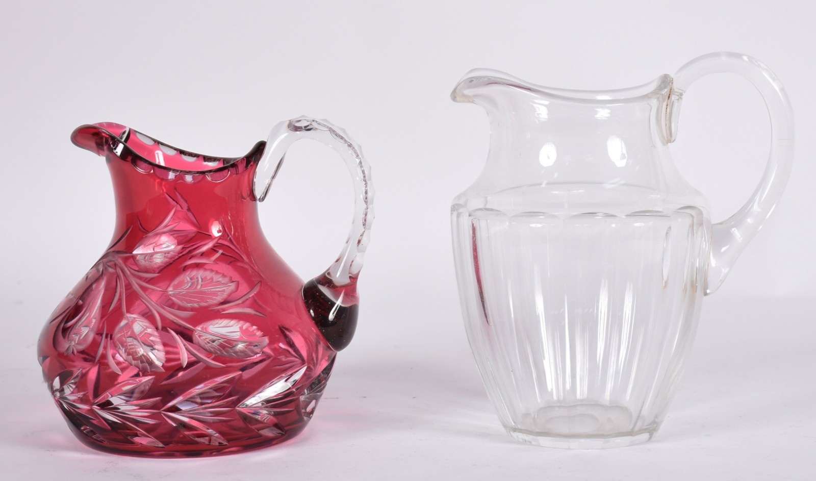 Duas jarras com alças de cristal lapidado, sendo uma double rubi e a... - foto 4 de 5