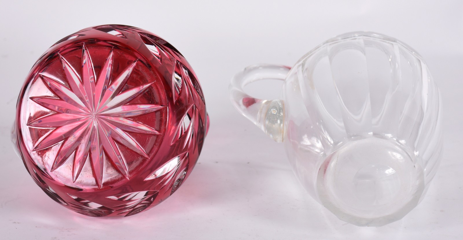 Duas jarras com alças de cristal lapidado, sendo uma double rubi e a... - foto 5 de 5