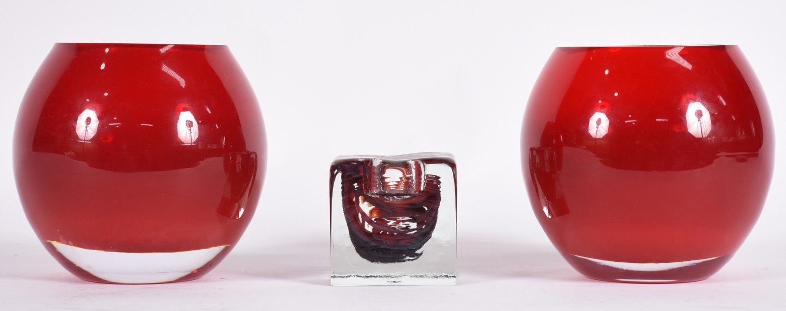 Tres peças de vidro decorativo, sendo dois bowls vermelhos (bicados... - foto 1 de 6
