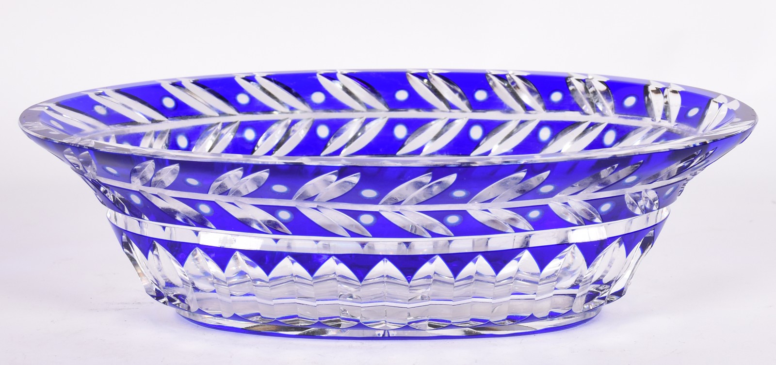 Fruteira oval de cristal europeu doublé azul lapidada com folhas e... - foto 1 de 4