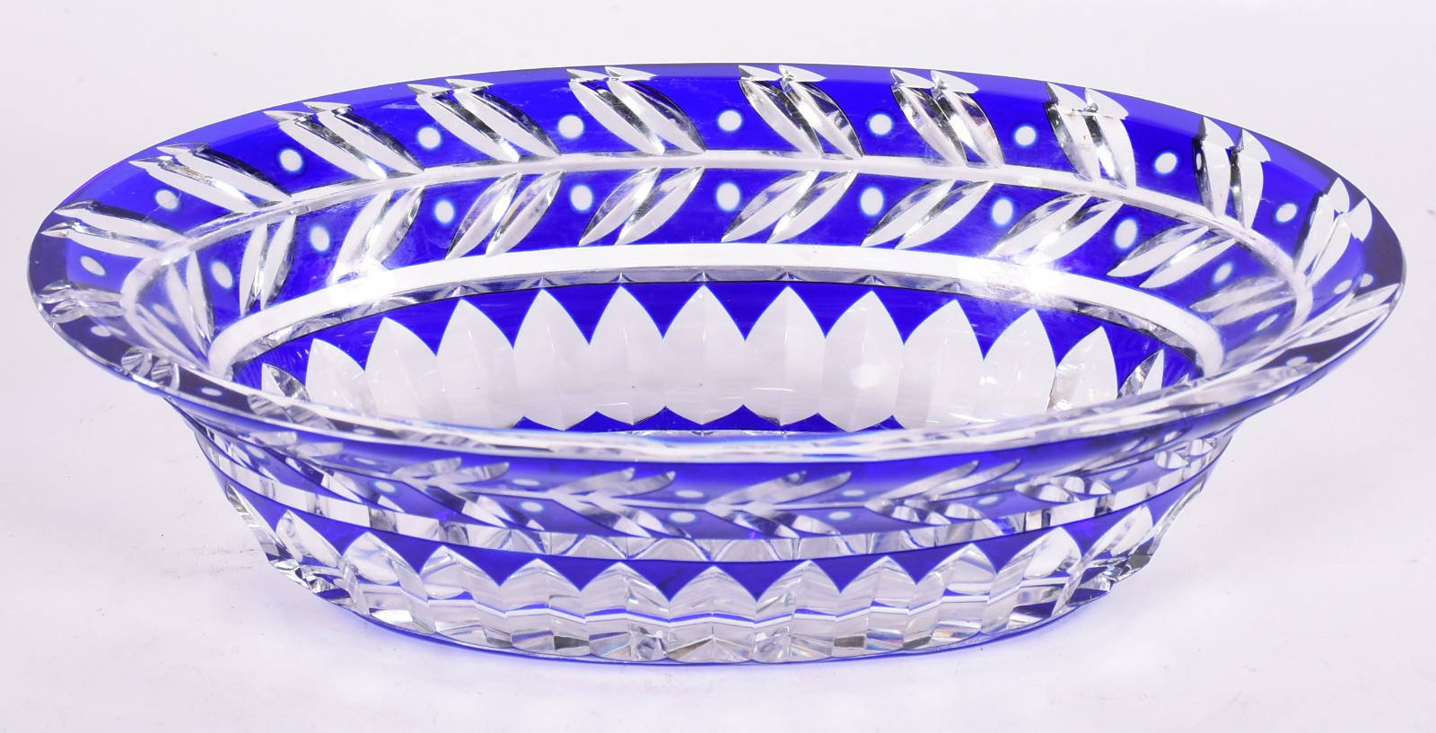 Fruteira oval de cristal europeu doublé azul lapidada com folhas e... - foto 2 de 4