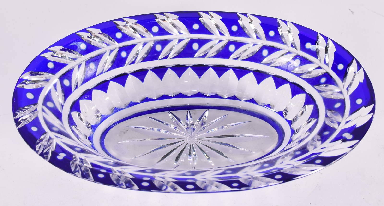 Fruteira oval de cristal europeu doublé azul lapidada com folhas e... - foto 3 de 4