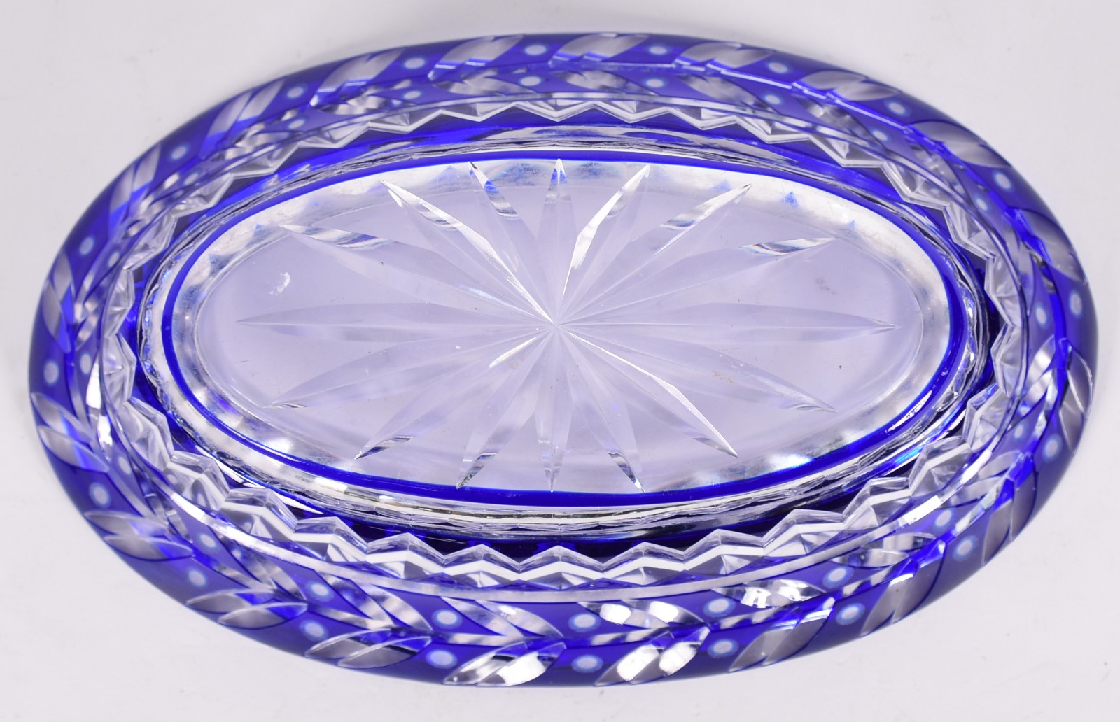 Fruteira oval de cristal europeu doublé azul lapidada com folhas e... - foto 4 de 4
