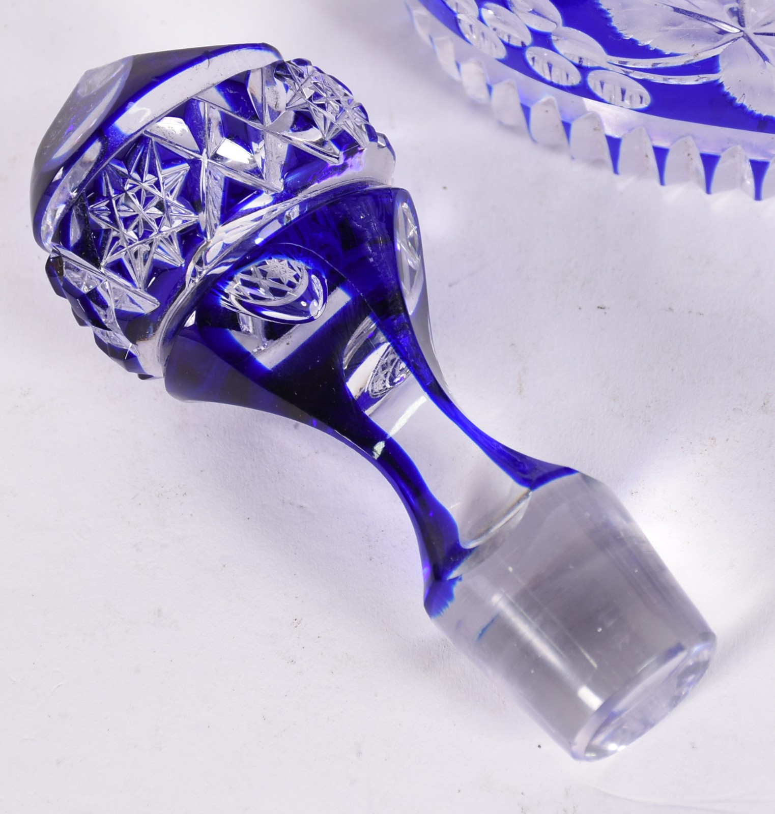 Licoreira de cristal europeu doublé azul lapidada com cachos de uvas... - foto 3 de 5