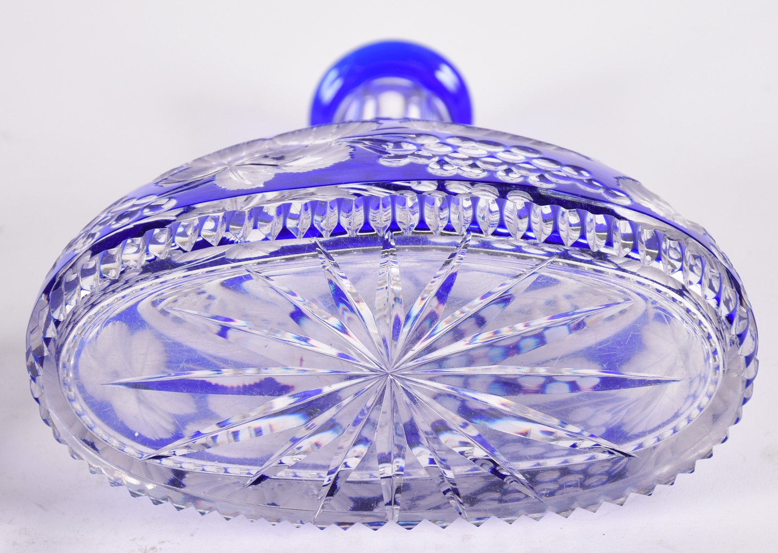 Licoreira de cristal europeu doublé azul lapidada com cachos de uvas... - foto 4 de 5