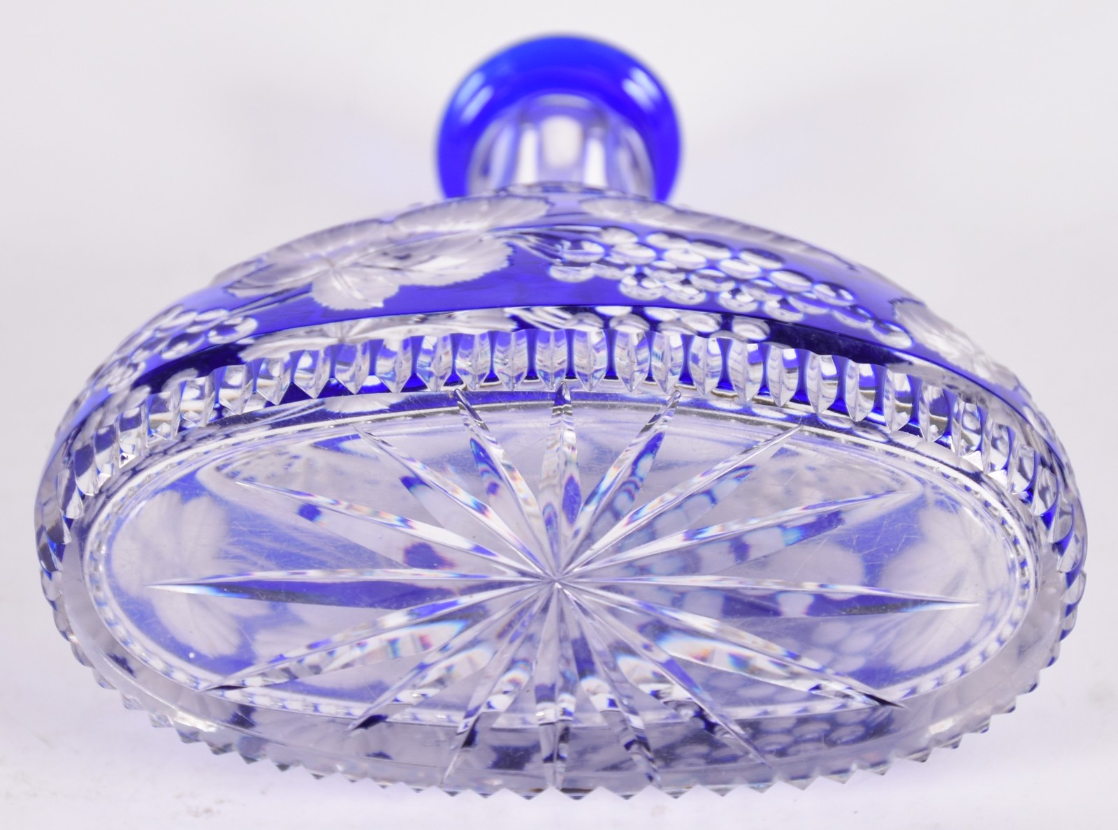 Licoreira de cristal europeu doublé azul lapidada com cachos de uvas... - foto 5 de 5
