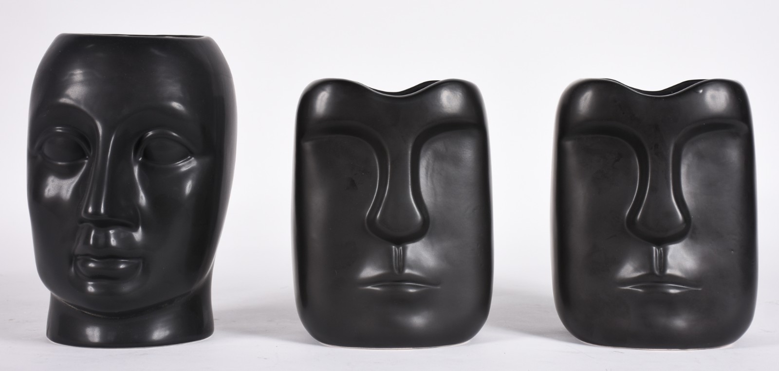 Três peças decorativas de vidro preto fosco com rostos em relevo. - foto 1 de 5