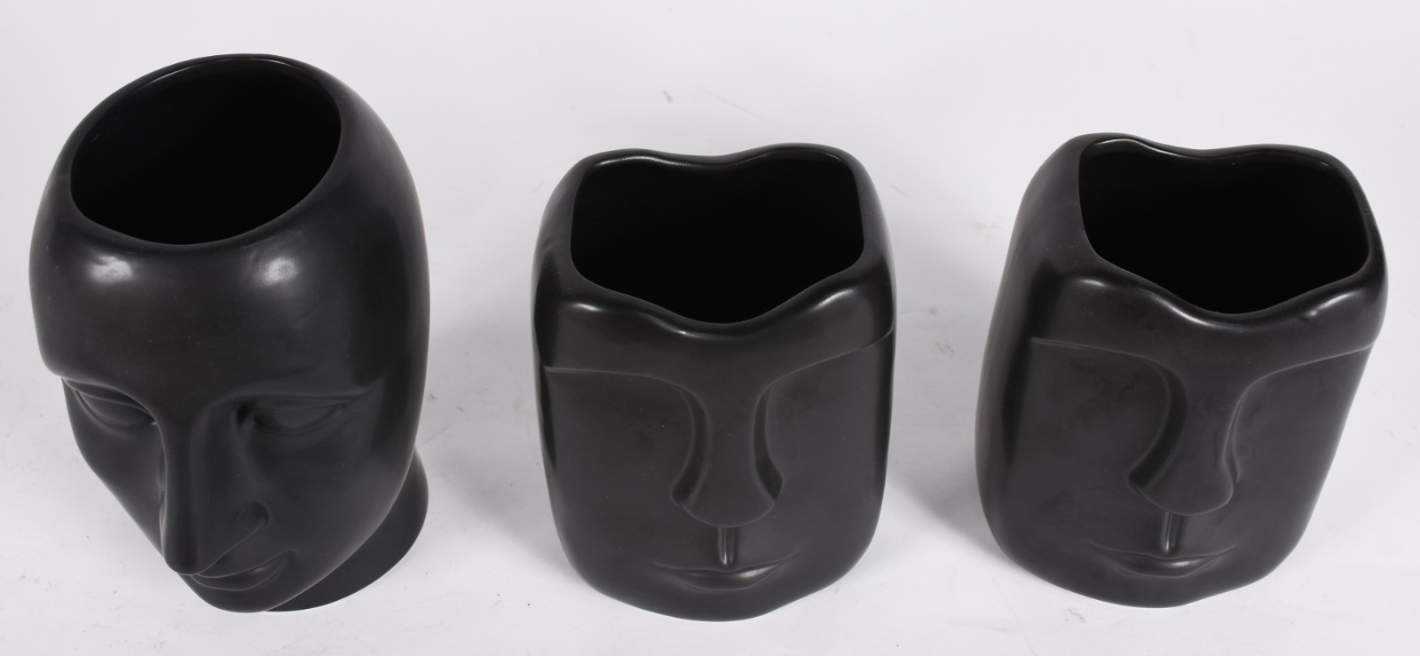 Três peças decorativas de vidro preto fosco com rostos em relevo. - foto 3 de 5