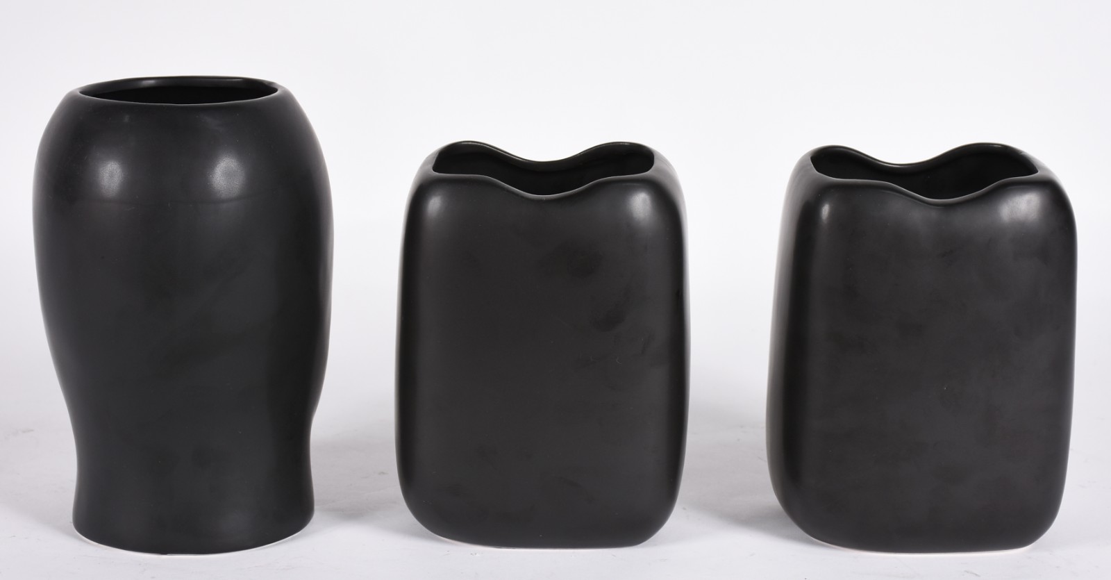 Três peças decorativas de vidro preto fosco com rostos em relevo. - foto 4 de 5